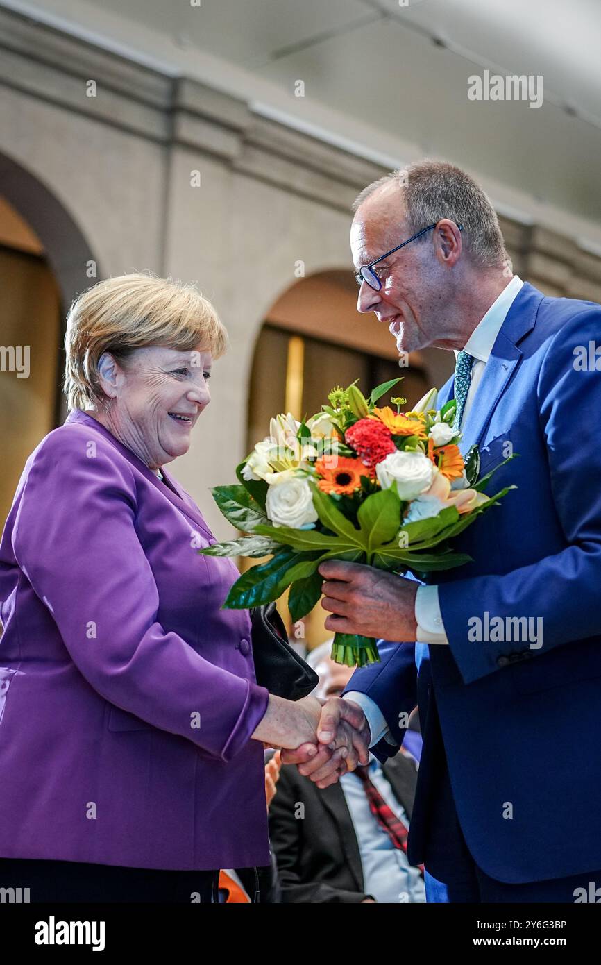 Berlin, Deutschland. September 2024. Friedrich Merz, Bundesvorsitzender der CDU und Fraktionsvorsitzender der CDU/CSU, überreicht Angela Merkel anlässlich des 70. Geburtstages der ehemaligen Bundeskanzlerin einen Blumenstrauß. Quelle: Kay Nietfeld/dpa/Alamy Live News Stockfoto