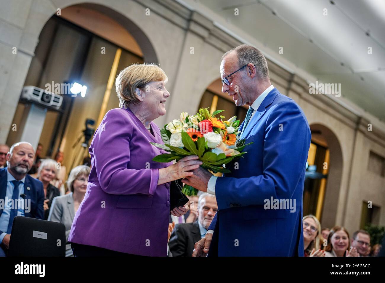 Berlin, Deutschland. September 2024. Friedrich Merz, Bundesvorsitzender der CDU und Fraktionsvorsitzender der CDU/CSU, überreicht Angela Merkel anlässlich des 70. Geburtstages der ehemaligen Bundeskanzlerin einen Blumenstrauß. Quelle: Kay Nietfeld/dpa/Alamy Live News Stockfoto