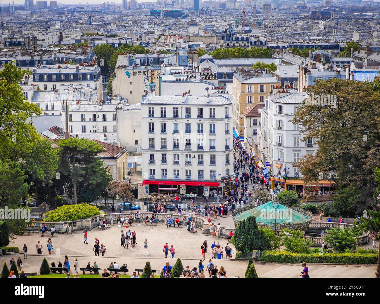09 25 2024 - Paris, Frankreich. Blick auf Platz Louise Michel und Montmartre Panorama von der Basilika Sacre-Coeur Stockfoto