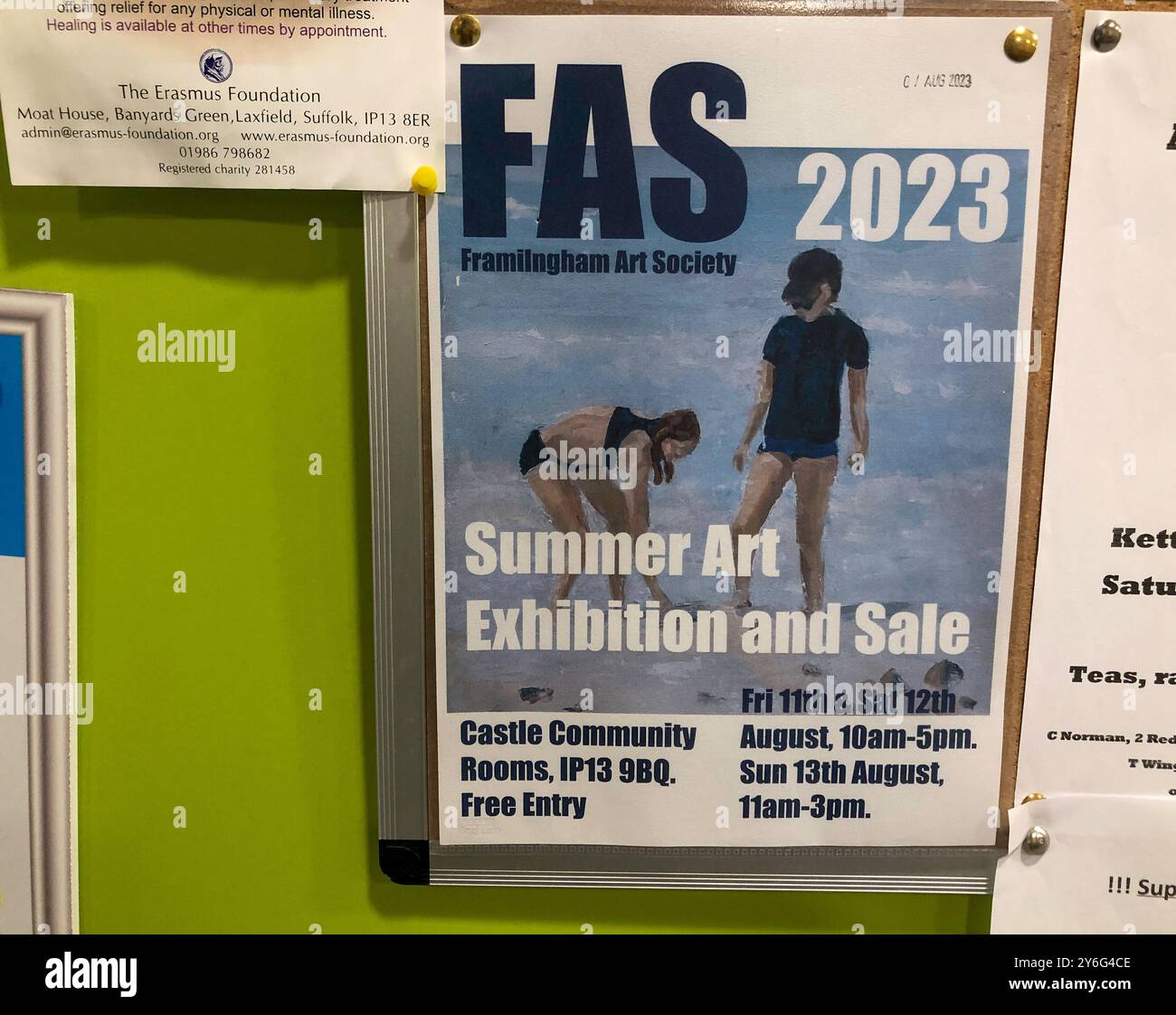 Notizen, die mit Reißnadeln an einer Pinnwand in einem Supermarkt in einer Kleinstadt befestigt sind und Veranstaltungen, Shows und Services wie die Framlingham Art SOC Summer Show ankündigen Stockfoto