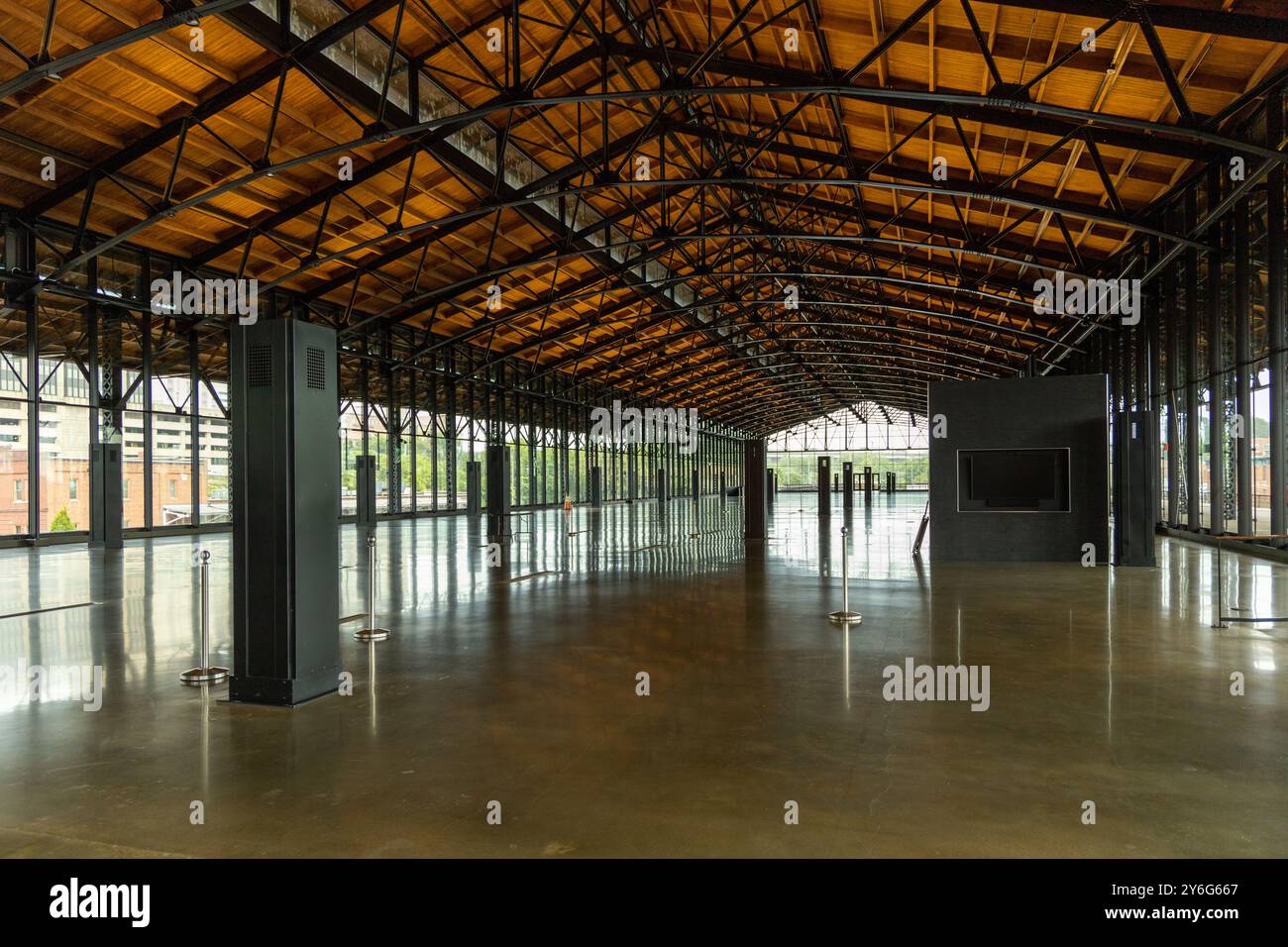 Ein großes, leeres Gebäude mit vielen Fenstern, Hauptbahnhof. Das Gebäude ist größtenteils leer, nur wenige Personen sind sichtbar. Richmond, Virginia. Stockfoto