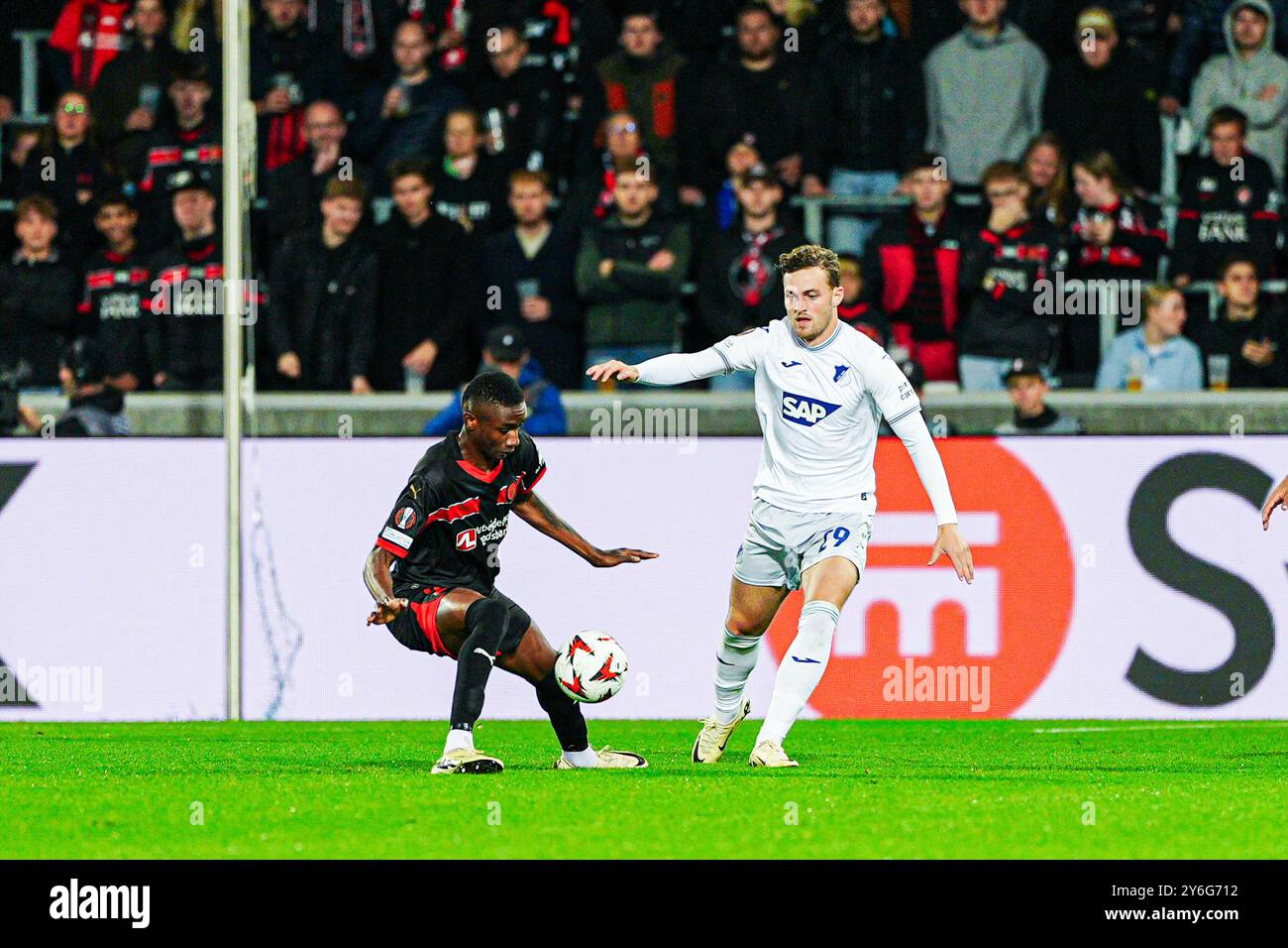 Denil Castillo (FC Midtjylland, #21), David Jurasek (TSG 1899 Hoffenheim, #19) DEN, FC Midtjylland vs. TSG 1899 Hoffenheim, Fussball, UEFA Europa League, Spieltag 1, Spielzeit 2024/25, 25.09.2024 Foto: Eibner-Pressefoto/Marcel von Fehrn Stockfoto