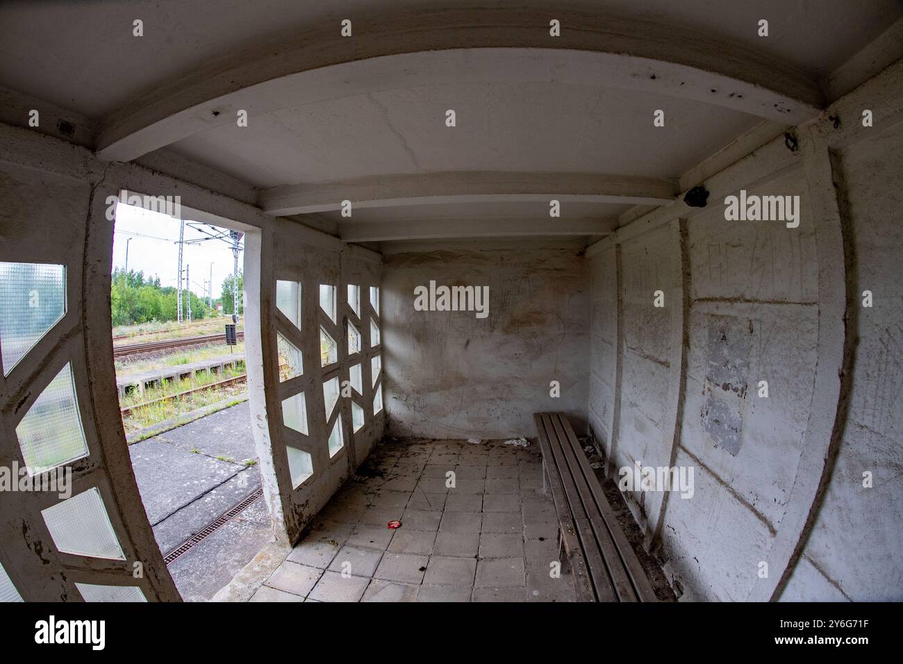 1. Juli 2024, Mecklenburg-Vorpommern, Mukran: Eine Bushaltestelle steht an der Haltestelle Mukran-Mitte. Laut dem Landesamt für Kultur und Denkmalpflege Mecklenburg-Vorpommern sollen Inschriften in den Busunterkünften von Soldaten der Sowjetunion stammen. Der Rückzug der sowjetischen Truppen aus der ehemaligen DDR 1994 bedeutete das Ende der größten Truppenbewegung in Friedenszeiten – auf Rügen erinnern zwei Busunterkünfte im Bahnvorfeld des Mukran-Eisenbahnfährhafens an diese Zeit. Im Zuge des Rückzugs wurden 57.000 Eisenbahnwaggons mit mehr als 1,3 Millionen Tonnen eingesetzt Stockfoto