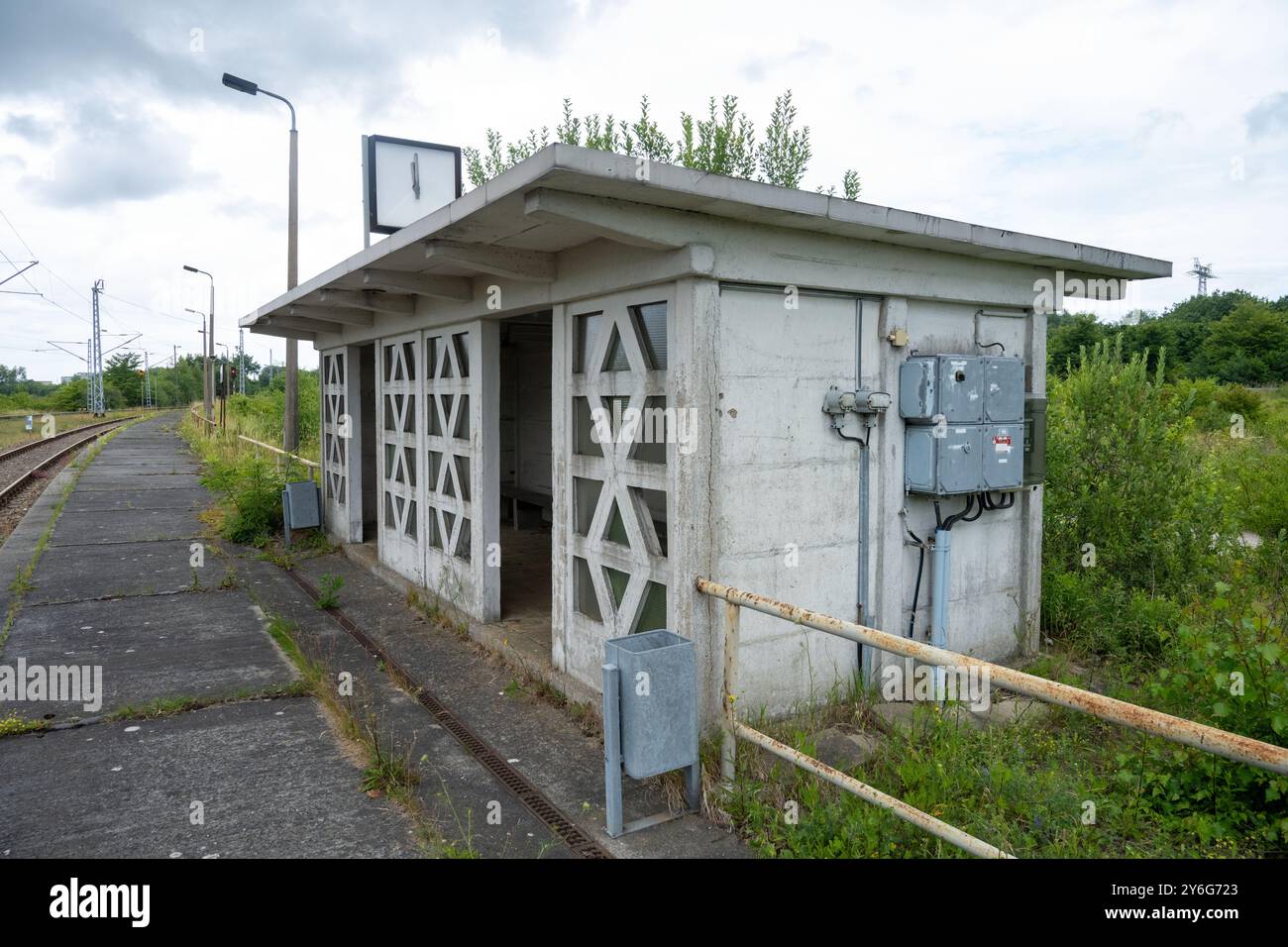 1. Juli 2024, Mecklenburg-Vorpommern, Mukran: Eine Bushaltestelle steht an der Haltestelle Mukran-Mitte. Laut dem Landesamt für Kultur und Denkmalpflege Mecklenburg-Vorpommern sollen Inschriften in den Busunterkünften von Soldaten der Sowjetunion stammen. Der Rückzug der sowjetischen Truppen aus der ehemaligen DDR 1994 bedeutete das Ende der größten Truppenbewegung in Friedenszeiten – auf Rügen erinnern zwei Busunterkünfte im Bahnvorfeld des Mukran-Eisenbahnfährhafens an diese Zeit. Im Zuge des Rückzugs wurden 57.000 Eisenbahnwaggons mit mehr als 1,3 Millionen Tonnen eingesetzt Stockfoto
