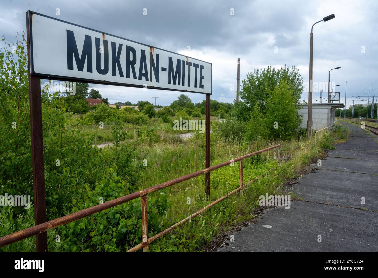 1. Juli 2024, Mecklenburg-Vorpommern, Mukran: Eine Bushaltestelle steht an der Haltestelle Mukran-Mitte. Laut dem Landesamt für Kultur und Denkmalpflege Mecklenburg-Vorpommern sollen Inschriften in den Busunterkünften von Soldaten der Sowjetunion stammen. Der Rückzug der sowjetischen Truppen aus der ehemaligen DDR 1994 bedeutete das Ende der größten Truppenbewegung in Friedenszeiten – auf Rügen erinnern zwei Busunterkünfte im Bahnvorfeld des Mukran-Eisenbahnfährhafens an diese Zeit. Im Zuge des Rückzugs wurden 57.000 Eisenbahnwaggons mit mehr als 1,3 Millionen Tonnen eingesetzt Stockfoto