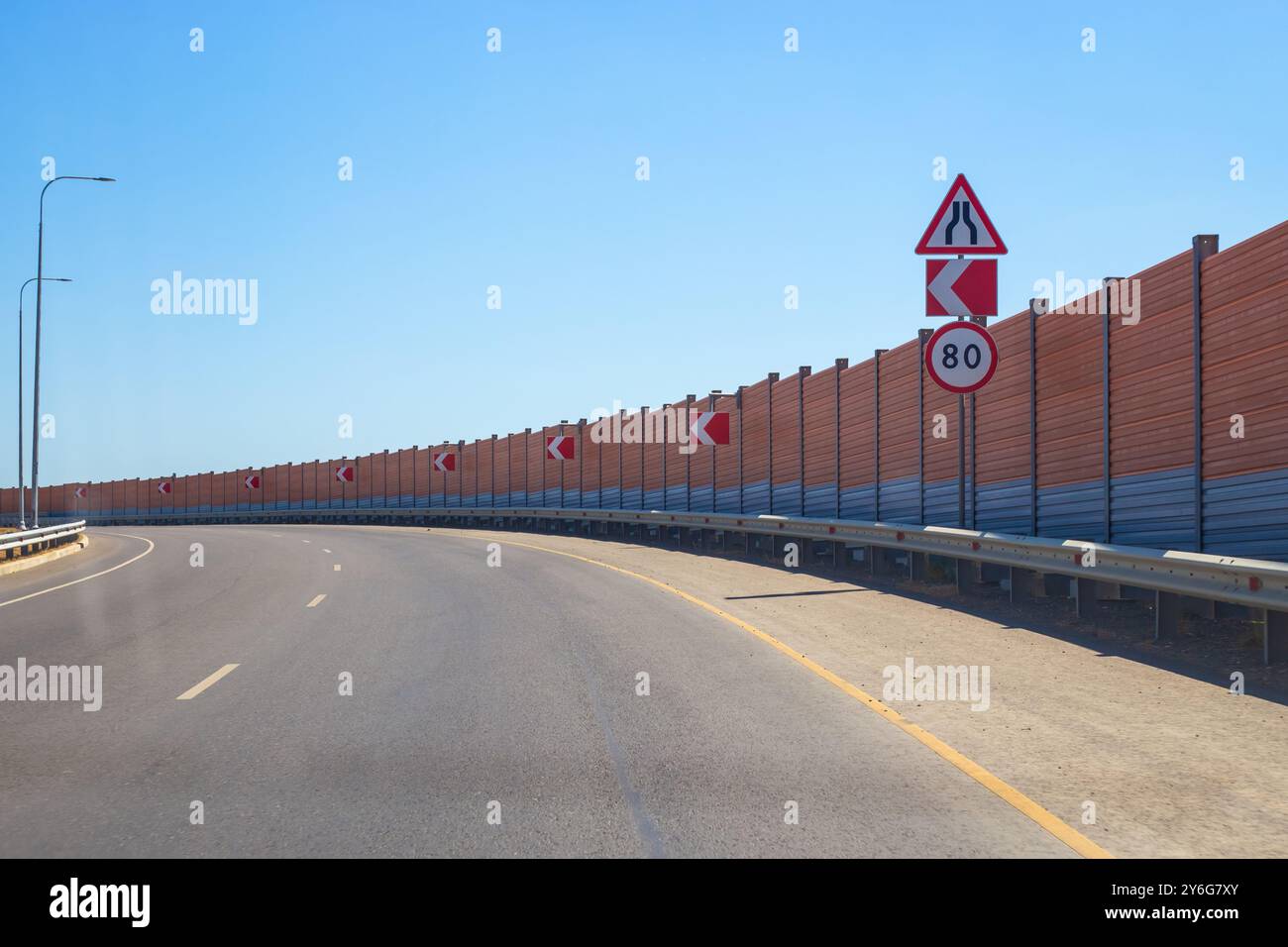 Anti-Lärm-Bildschirm, Zaun am Rand der Autobahn. Schallschutzkonstruktionen. Stockfoto