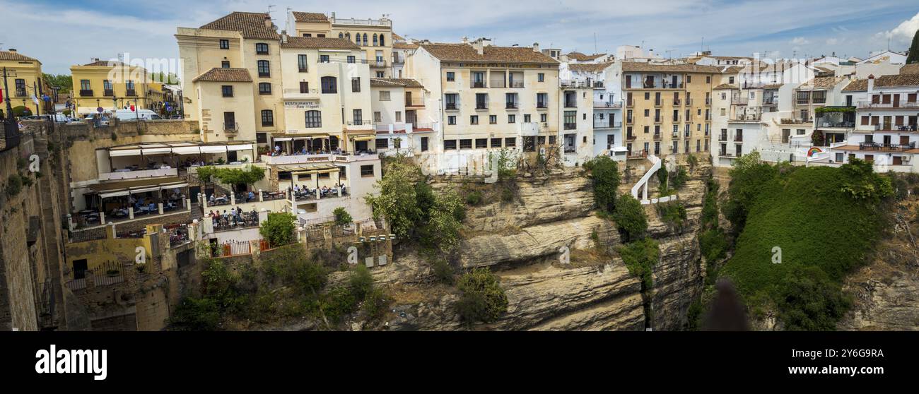 Ronda, Spanien, April 2023: Blick auf die Restaurants und Häuser auf den Klippen von Puerte Nuevo in Ronda, Europa Stockfoto