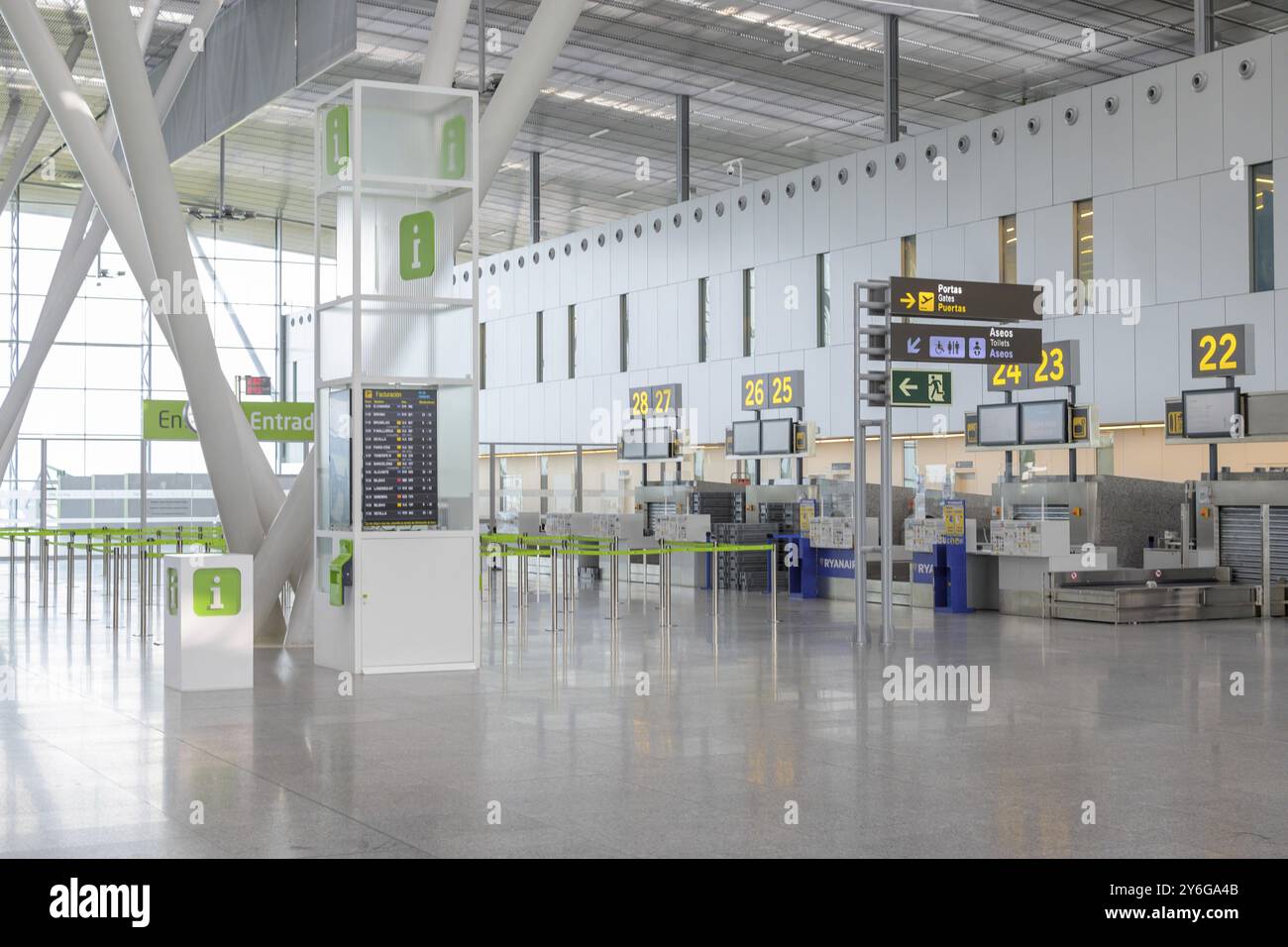 Santiago de Compostela, Spanien, 12. September 2023: Blick auf die leere Warteschlange am internationalen Flughafen Aena in Santiago de Compostela, Europa Stockfoto