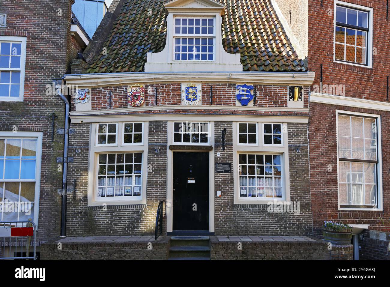 Flaschenschiffmuseum, Flessenscheepjes Museum, angeblich das größte Flaschenschiffmuseum der Welt im historischen Haus Spuihuisje aus dem 17. jh. Stockfoto