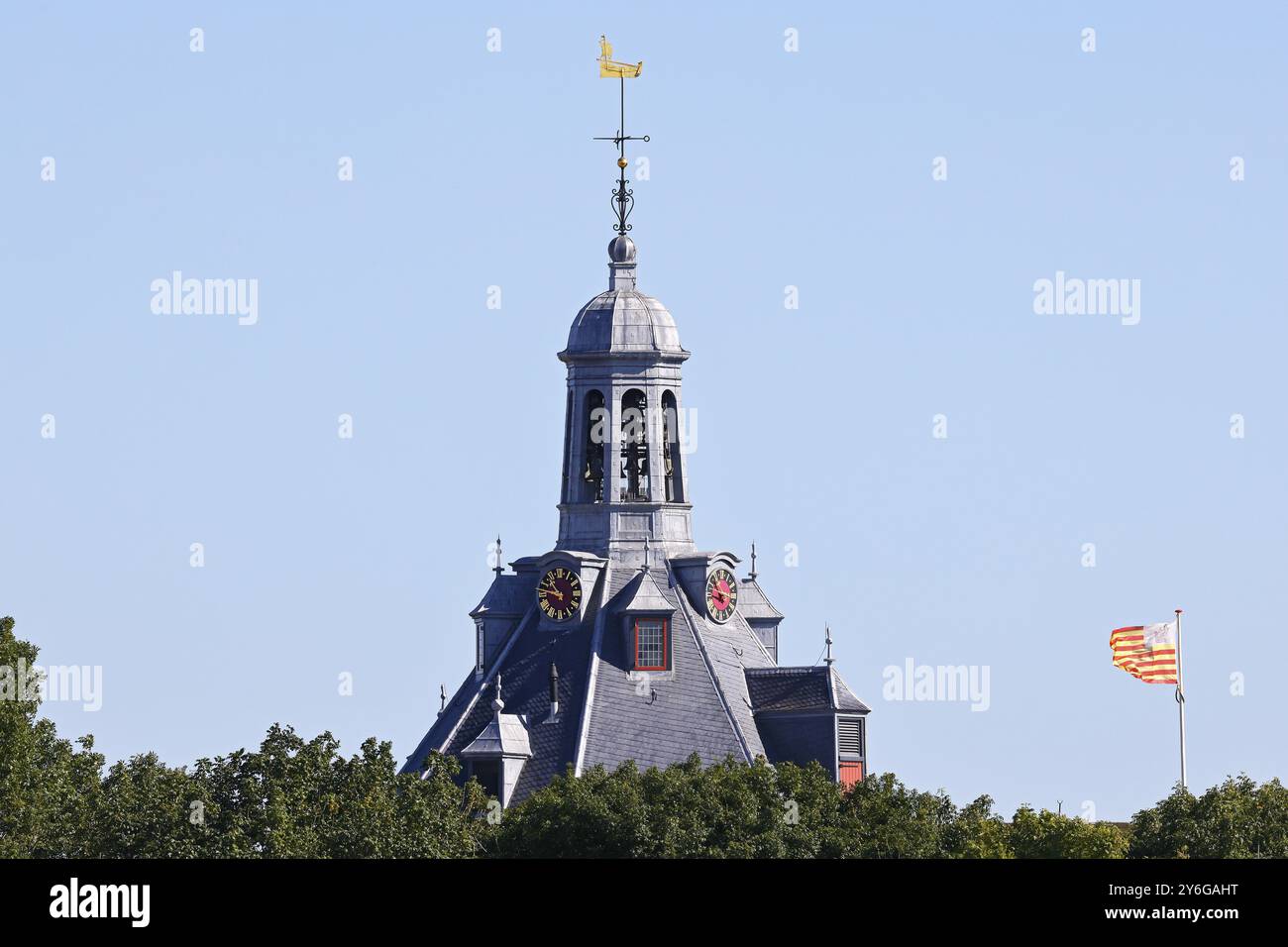 Historische Altstadt von Enkhuizen, Turm von Drommedaris, ehemaliger Verteidigungsturm am Eingang zum Hafen von Enkhuizen, Nordholland, West Fr. Stockfoto