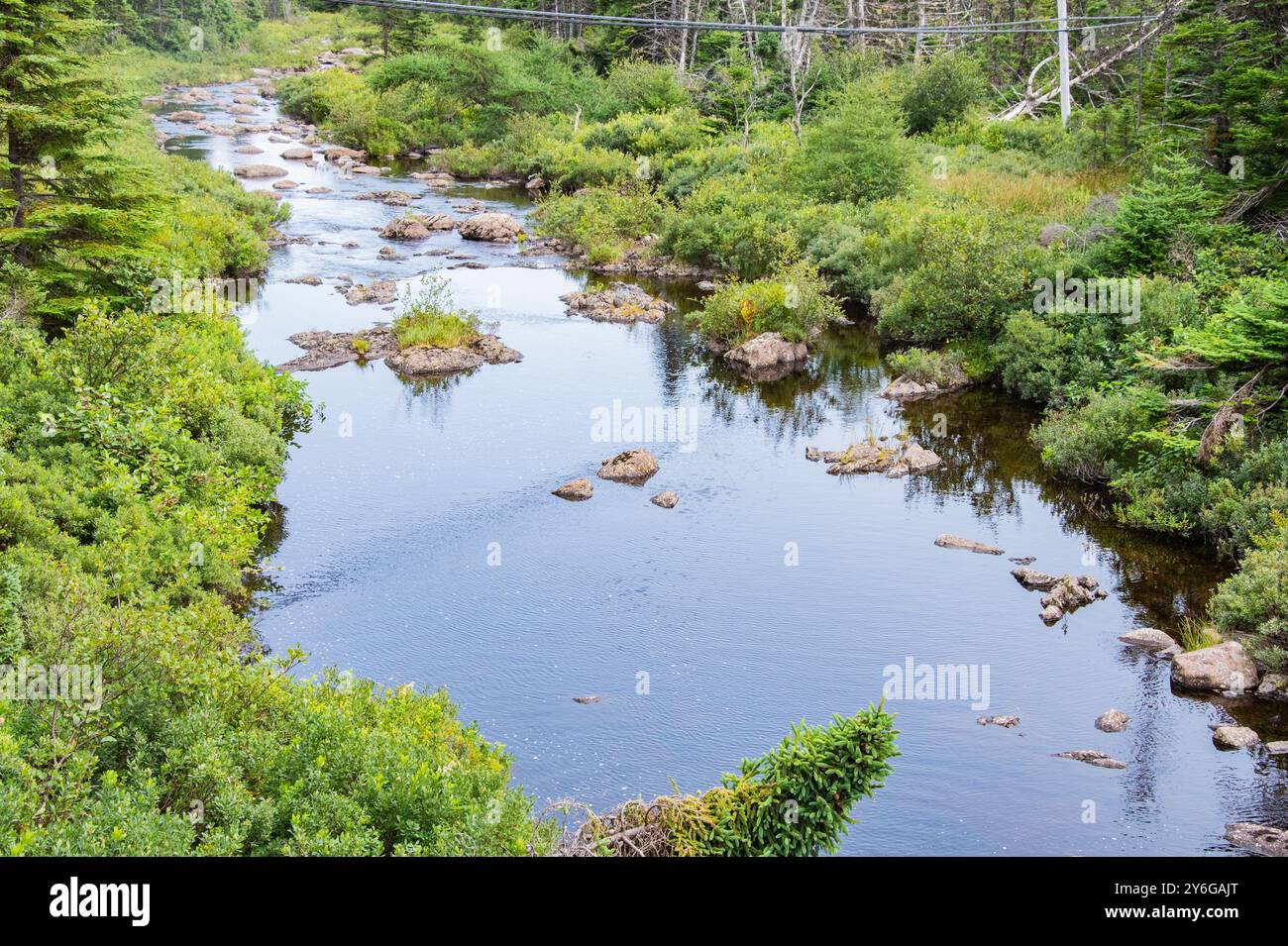 Creek durch die verlassene baufällige Betonbrücke in Cape Broyle, Neufundland & Labrador, Kanada Stockfoto