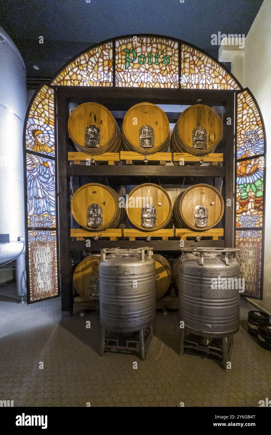 Alte Bierfässer in einer Brauerei, Bier, Brauerei, Tradition, Reinheitsgebot, Deutschland, Europa Stockfoto
