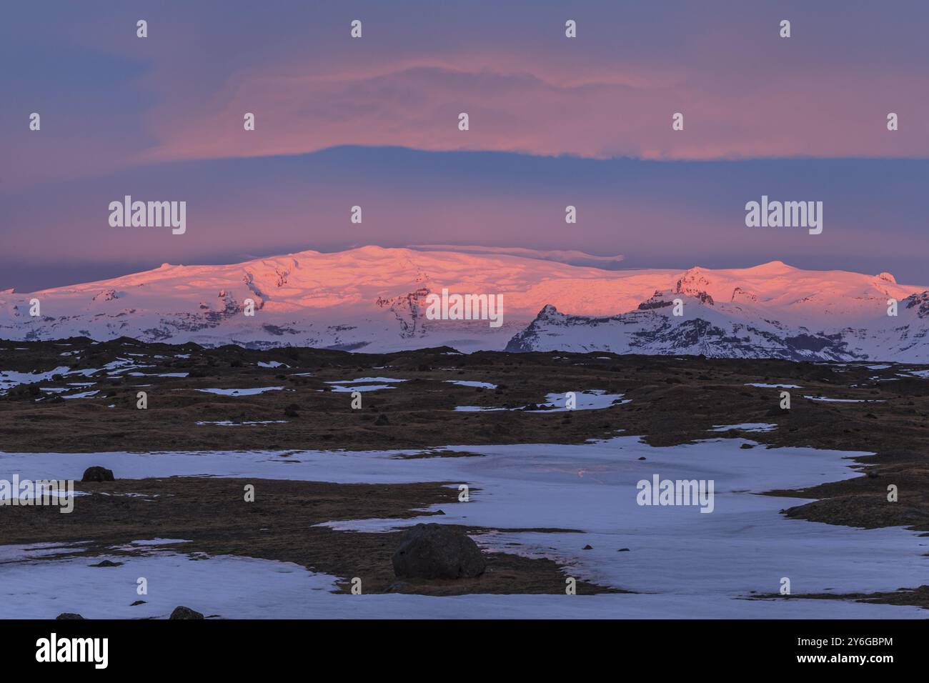 Sonnenaufgang und Morgenlicht auf Gletscher und Berg, Winter, Vatnajoekull, Island, Europa Stockfoto