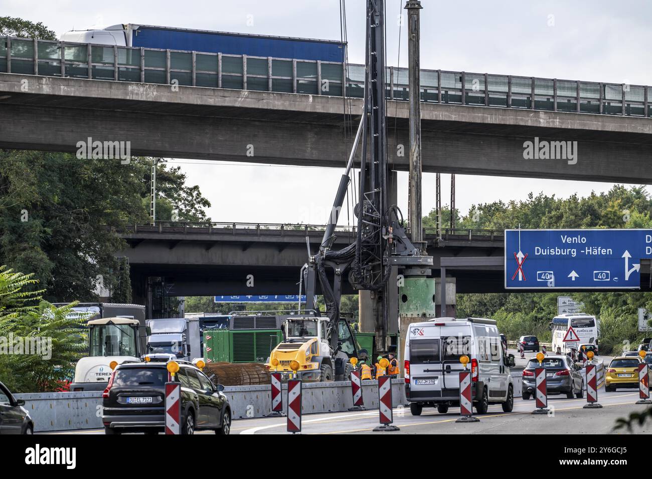 Großes Bohrfahrzeug am Autobahndreieck Duisburg-Kaiserberg, kompletter Umbau und Neubau der Anschlussstelle A3 und A40, alle Brücken Stockfoto