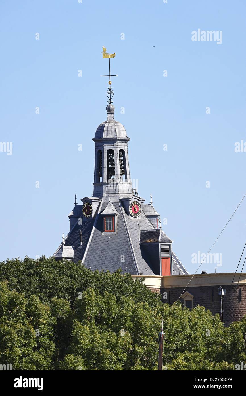 Historische Altstadt von Enkhuizen, Turm von Drommedaris, ehemaliger Verteidigungsturm am Eingang zum Hafen von Enkhuizen, Nordholland, West Fr. Stockfoto