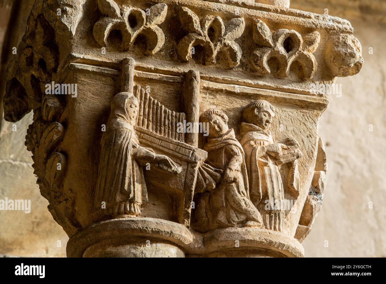 Monasterio de Nuestra Señora de la Soterraña, Santa Maria la Real de Nieva, Segovia. Capitel historiado Stockfoto