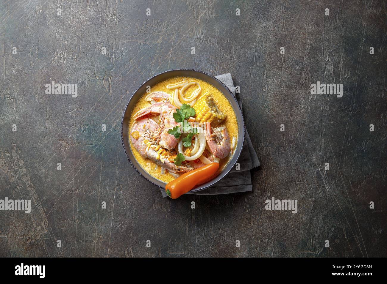 Essen, peruanische Meeresfrüchte Suppe Chupe de Camarones in grauer Schüssel, Blick von oben Stockfoto