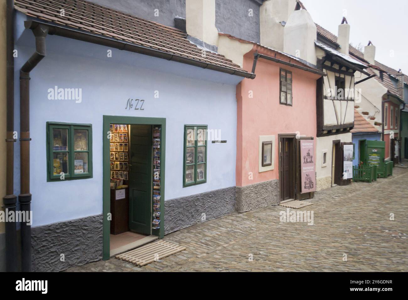 Prag, Tschechische Republik, 16. Februar 2014: Blick auf das Franz-Kafka-Haus, Nr. 22 im Goldenen Lane in Prag, Tschechische Republik, Europa Stockfoto