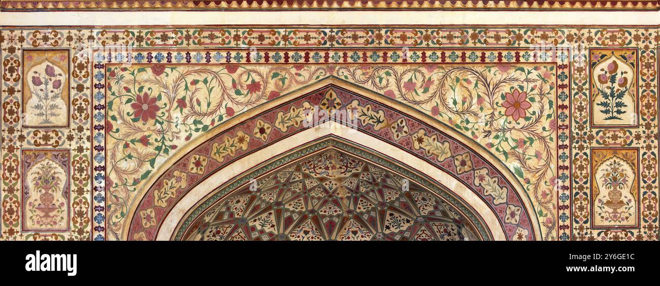 Indisches Ornament an der Wand des Palastes in Jaipur Fort Indien Stockfoto