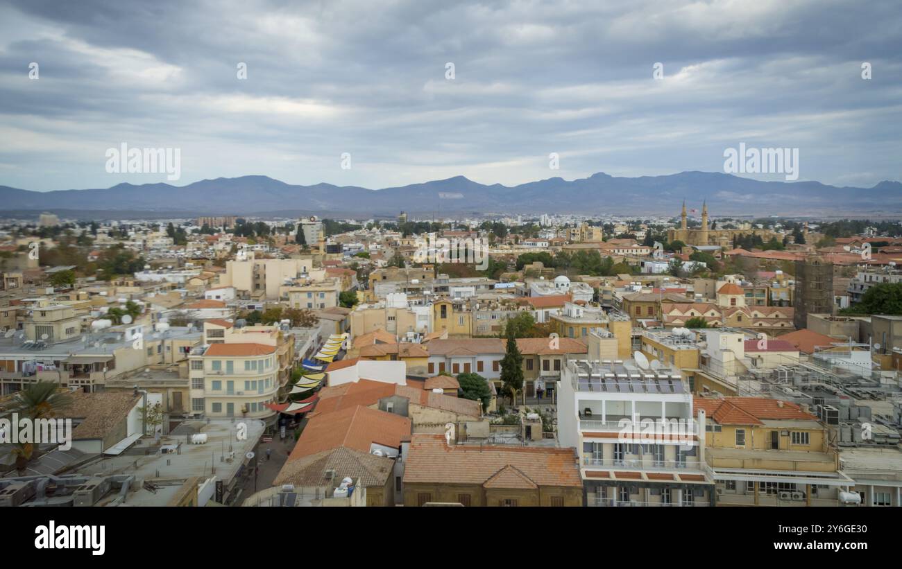 Nikosia, zyprisches Stadtbild und Skyline der geteilten Hauptstadt, mit Blick auf die türkische Seite Stockfoto