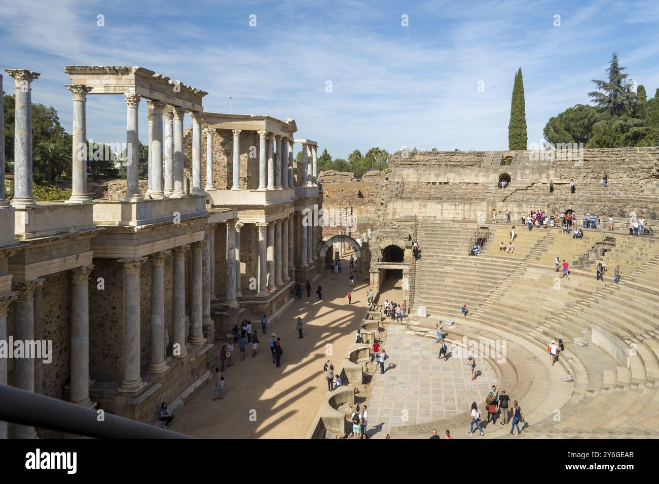 Merida, Spanien, April 2017, Touristen besuchen die römischen Ruinen Theater Arena Warteräume, die für Gladiatorenkämpfe genutzt wurden. Reise und Tourismus, Europa Stockfoto