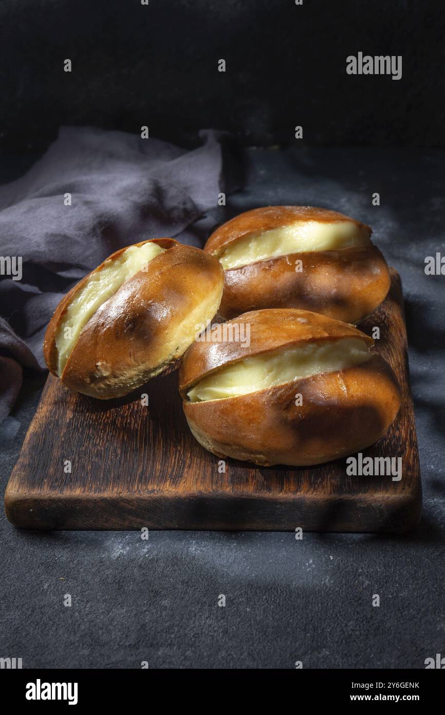 Essen, Berliner Bälle. Portugiesische Donuts oder Berliner mit Eiercreme. Chilenische Berlines oder brasilianische Sonho Stockfoto