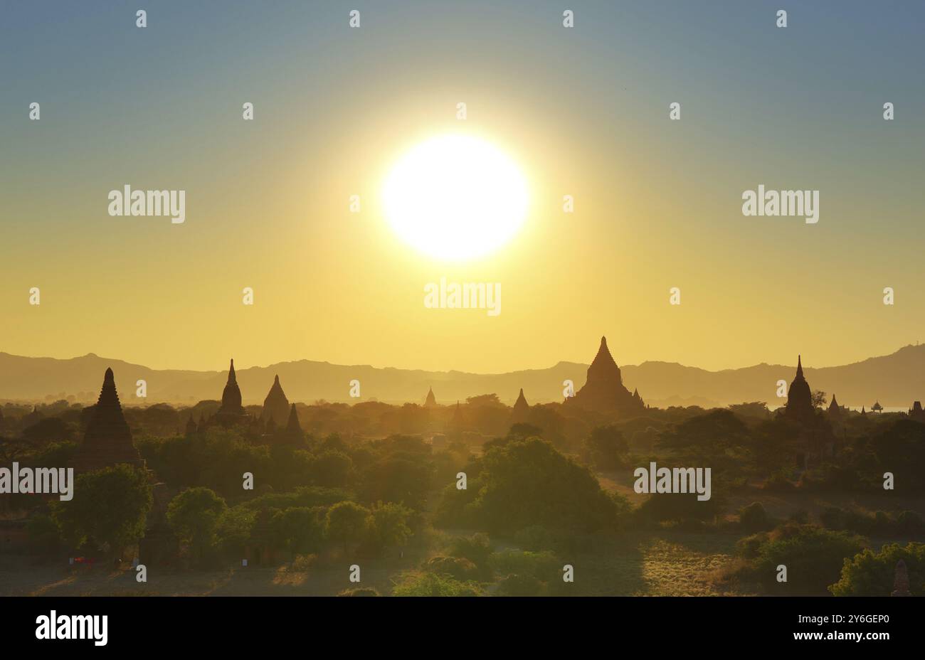 Landschaft mit Tempel bei Sonnenuntergang Silhouette in Bagan, Myanmar (Birma) Stockfoto