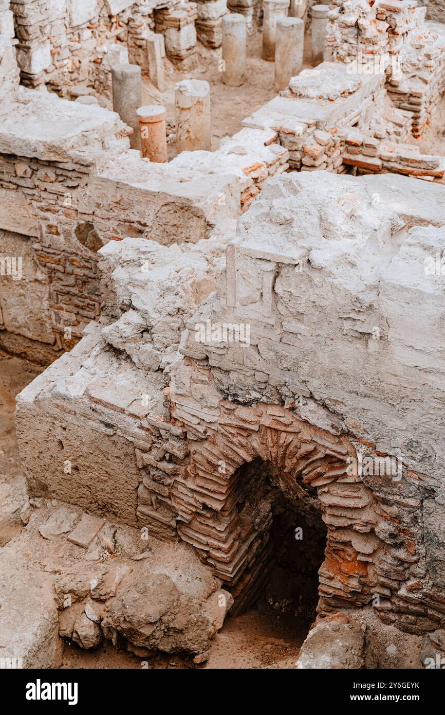 Archäologen legen den alten Steinbogen und die Säulen einer alten Stadt, historische Architektur, offen Stockfoto