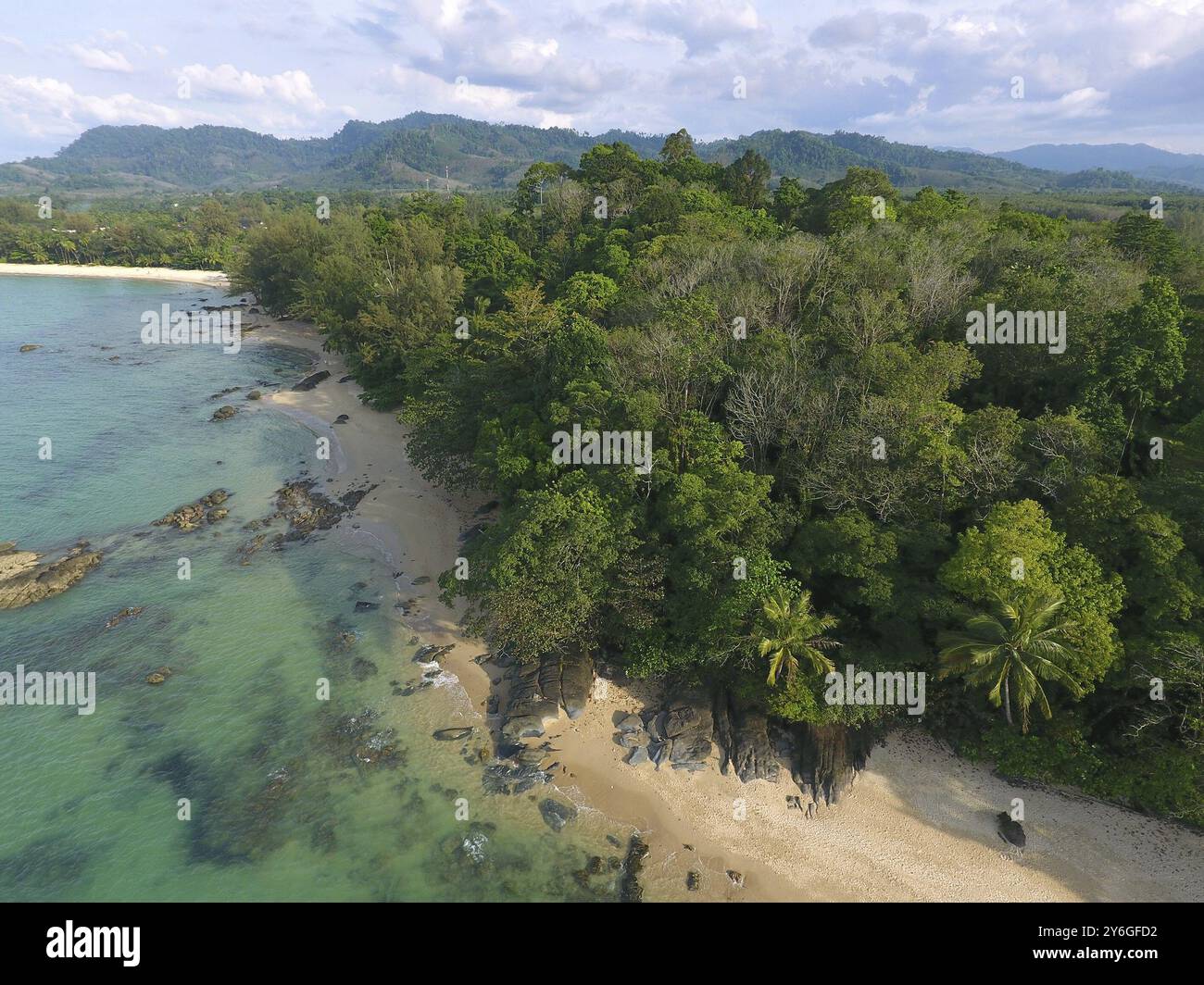 Blick aus der Vogelperspektive auf Schönheit Natur tropische Landschaft mit Strand, Felsen und Meer in Khao Lak, Thailand, Asien Stockfoto