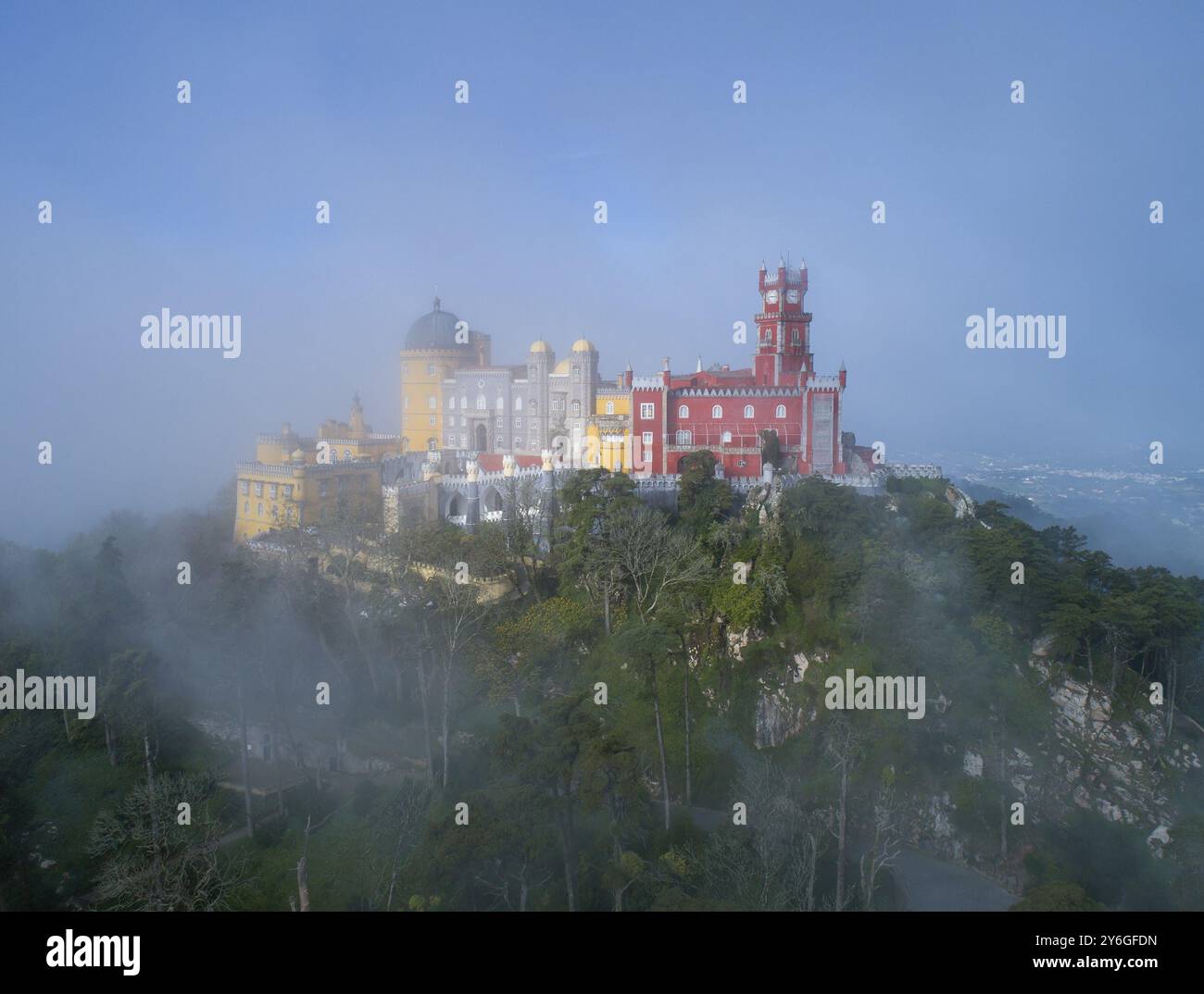 Luftaufnahme des Pena Palace (Palacio da Pena) in Nebel und Wolken, Sintra, Portugal, Europa Stockfoto