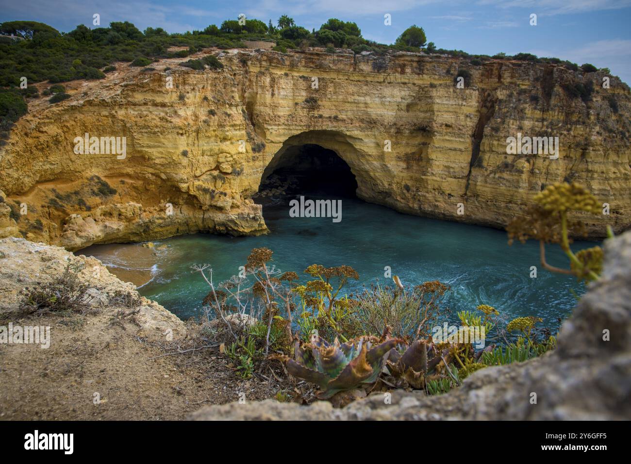 Hochwinkel-Aussichtspunkt auf Praia de Vale Covo in Carvoeiro an der Küste der Algarve, Portugal, Europa Stockfoto