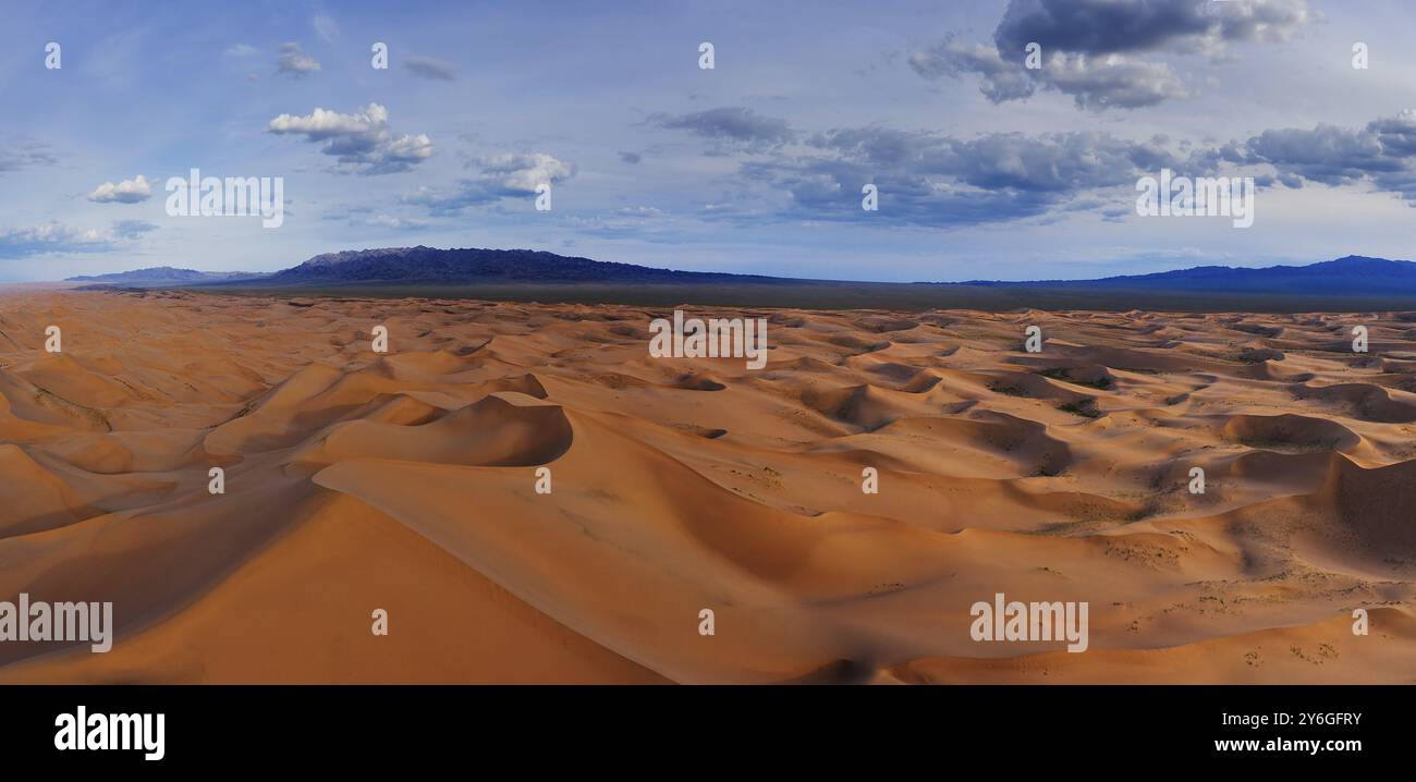 Panoramablick auf die Sanddünen Hongoryn Els in der Wüste Gobi bei Sonnenuntergang, Mongolei, Asien Stockfoto