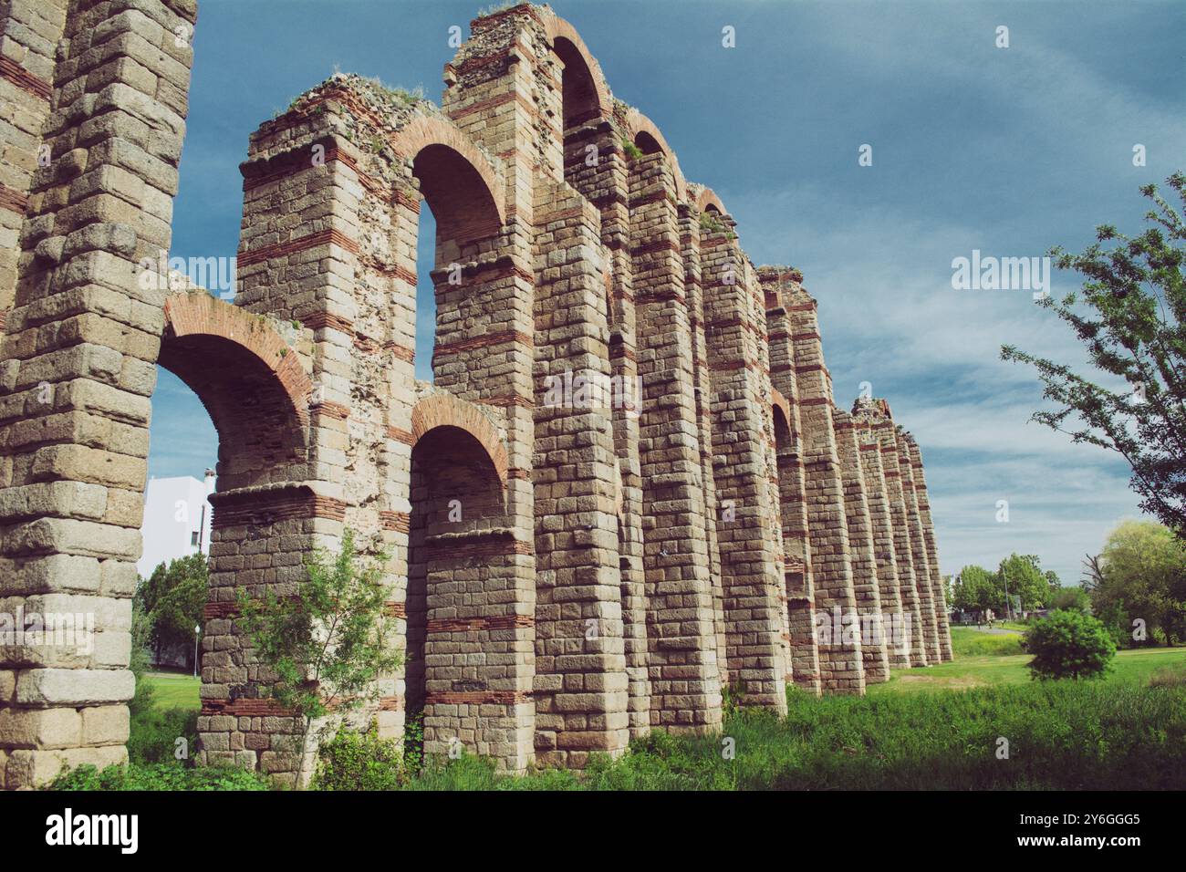 Das Acueducto de los Milagros ist die Ruine einer römischen Aquäduktbrücke, die Teil des Aquädukts ist Stockfoto