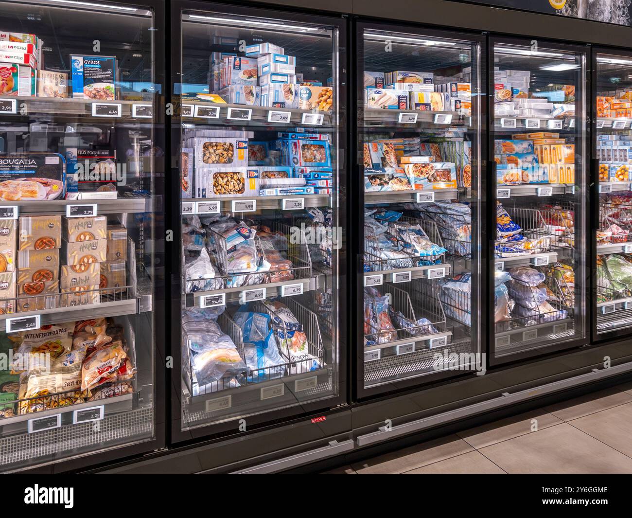 Italien - 25. September 2024: Gefrorener Fisch in großen Kühlschränken zum Verkauf in einem italienischen Supermarkt-Discounter Stockfoto
