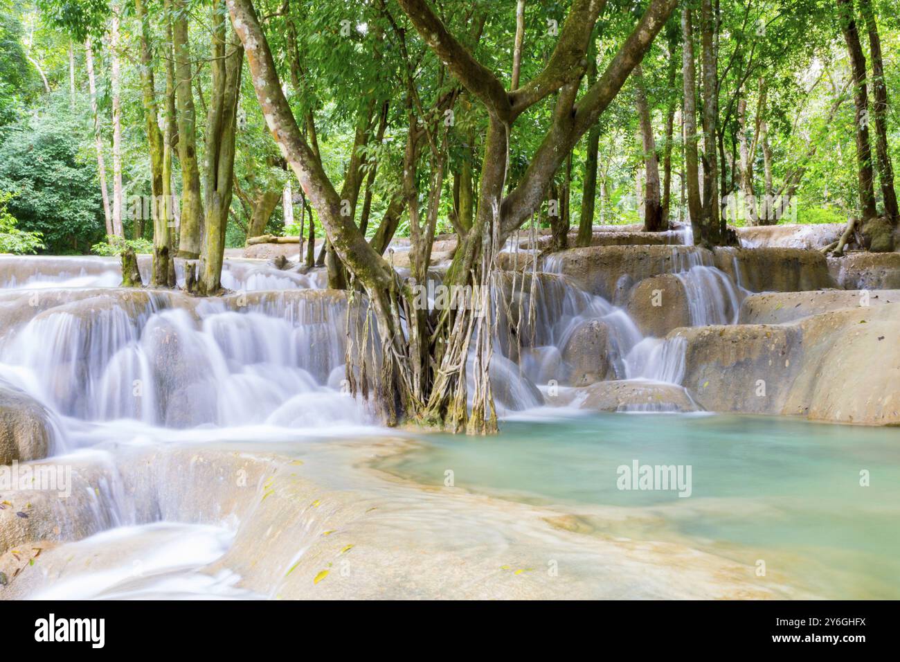 Laos TAD SAE Wasserfall im grünen Wald, Langzeitbelichtung zeigt die Natur von Laos, zeigt weiches Wasser und tropisches Paradies, lebendige Farben Stockfoto