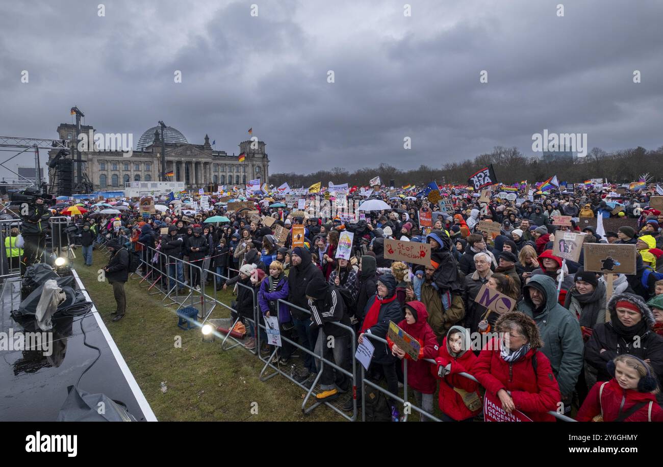 Deutschland, Berlin, 3. Februar 2024, Protest gegen den Aufstieg des Rechtsextremismus, der von der Allianz Hand in Hand gerufen wurde, jetzt solidarisch aktiv werde Stockfoto