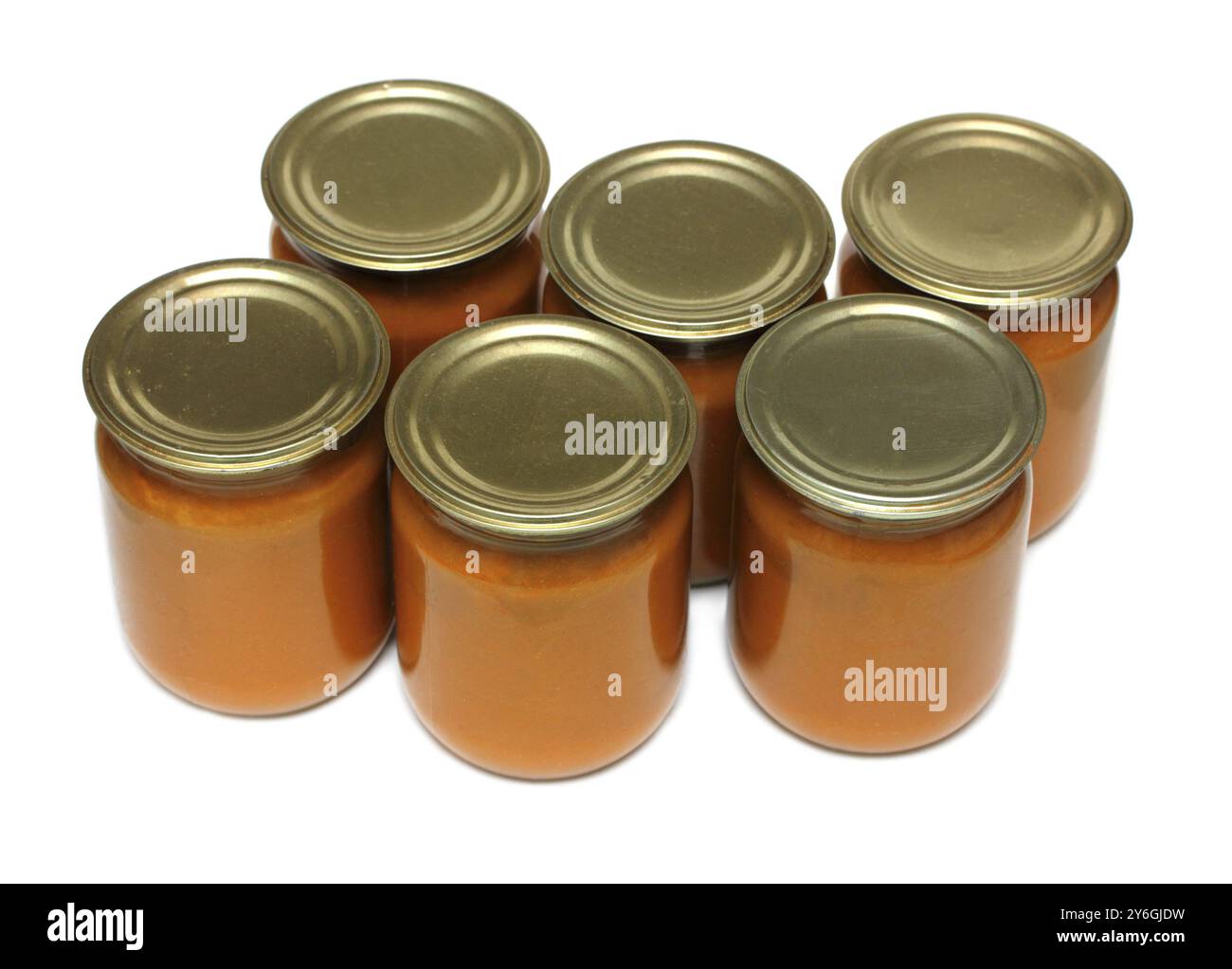 Gemüsepaste in Glasgläsern auf weißem Hintergrund Stockfoto