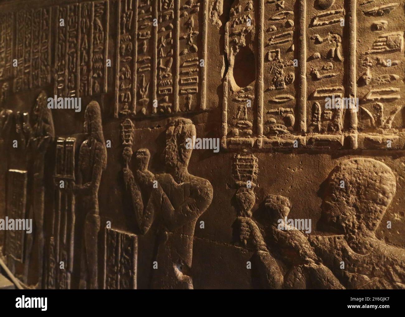 Hieroglyphische Zeichnungen und Gemälde an der Wand des Korridors des altägyptischen Tempels Stockfoto