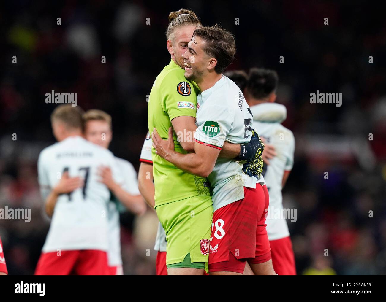 Manchester, Großbritannien. September 2024. Twentes Torhüter Lars Unnerstall und Twentes Bart van Rooj feiern das Unentschieden während des Spiels der UEFA Europa League in Old Trafford, Manchester. Der Bildnachweis sollte lauten: Andrew Yates/Sportimage Credit: Sportimage Ltd/Alamy Live News Stockfoto