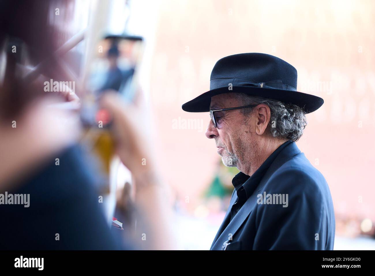 Tim Burton kommt während des 72. San Sebastian International Film Festivals am 25. September 2024 in Donostia/San Sebastian, Spanien, im Maria Cristina Hotel an. Stockfoto