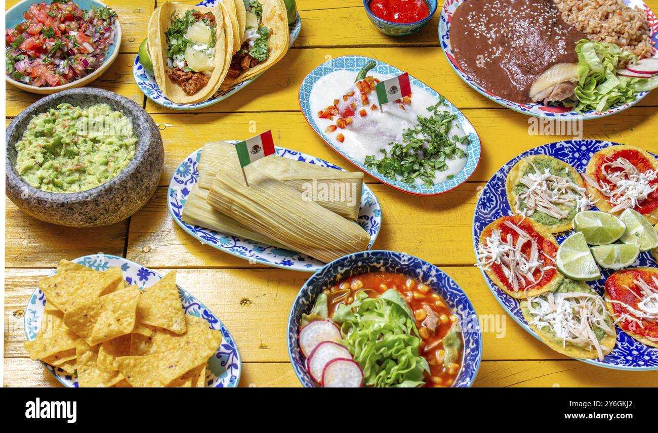 Essen, mexikanische Festessen für den Unabhängigkeitstag, independencia Chiles en nogada, Tacos al Pastor, Chalupas Pozole, Tamales, Huhn mit Maulwurf Poblano Stockfoto