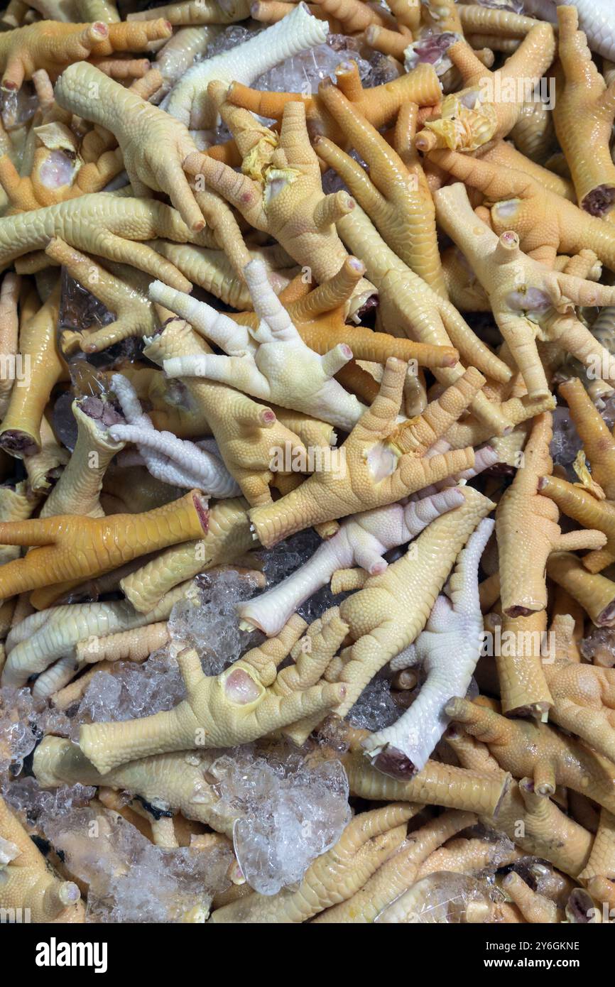 Rohe Hühnerbeine auf dem Markt in thailand Stockfoto