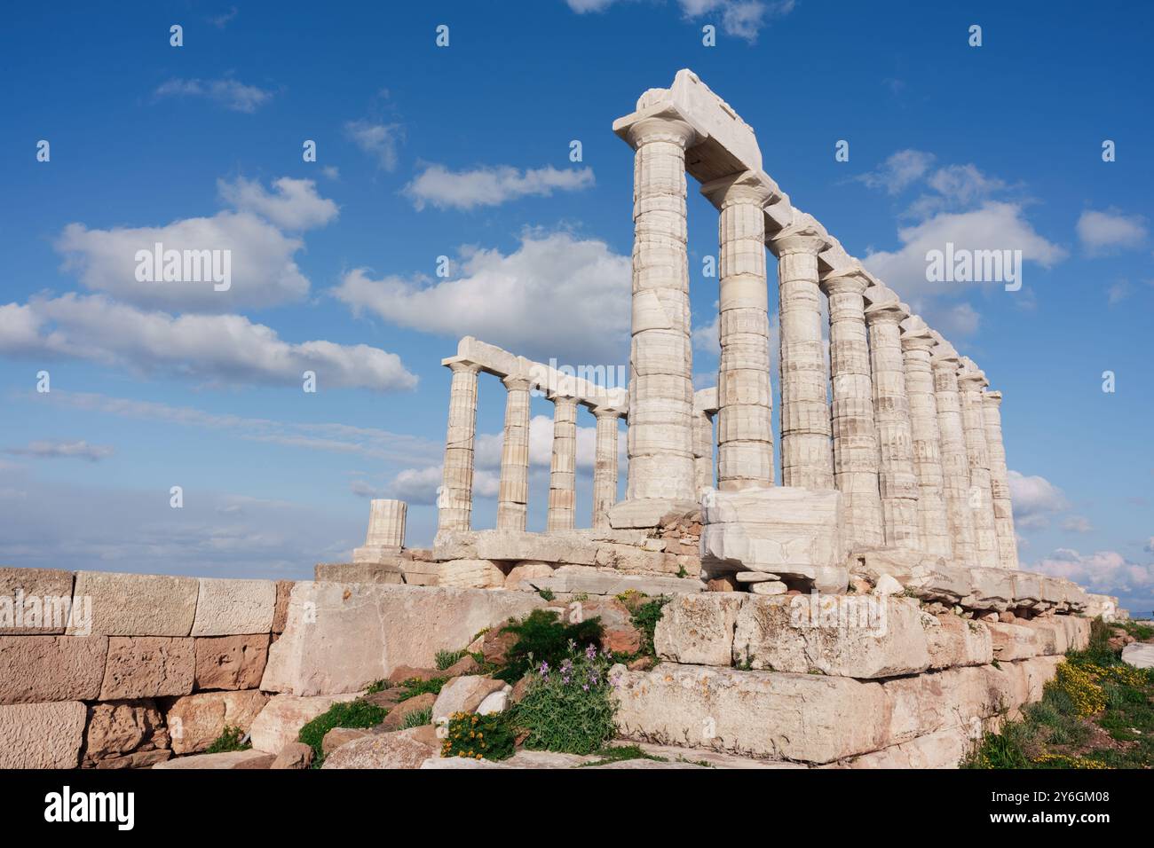 Die antiken Ruinen des Tempels des Poseidon am Kap Sounion, ein altgriechisches Denkmal mit historischen Säulen Stockfoto