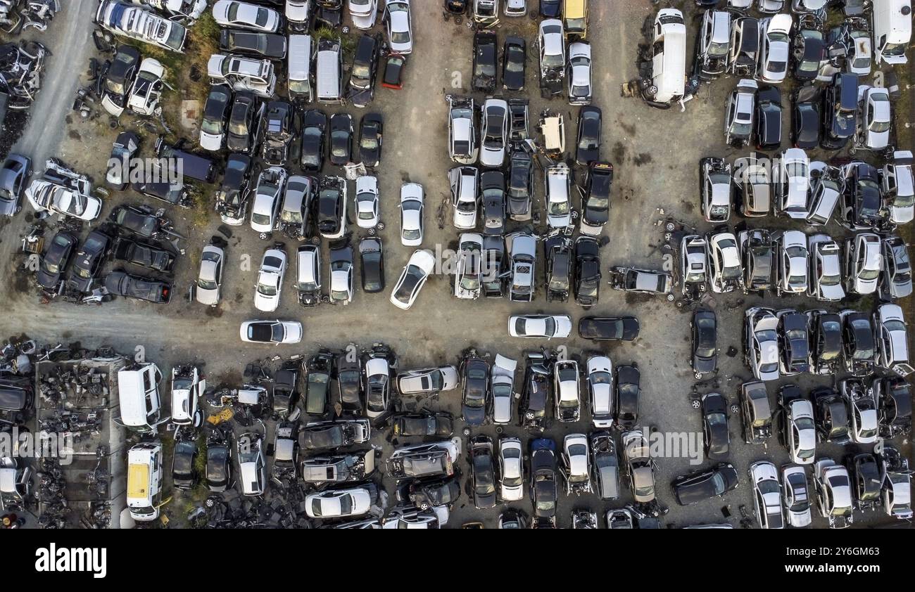 Luftaufnahme des Schrottplatzes mit kaputten Autos. Recycling alter Fahrzeuge Stockfoto