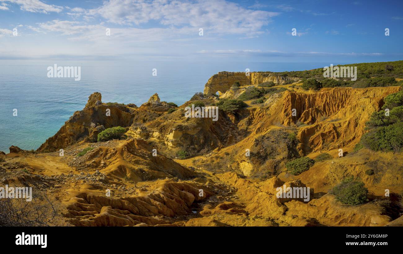 Panoramalandschaft auf den sieben hängenden Tälern berühmte Wanderung an der Algarve Küste in Portugal. Schönheit in der Natur Stockfoto