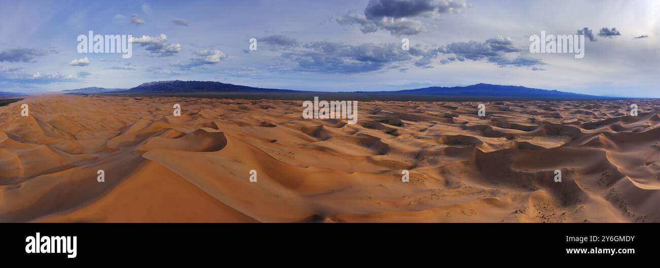 Panoramablick auf die Sanddünen Hongoryn Els in der Wüste Gobi bei Sonnenuntergang, Mongolei, Asien Stockfoto