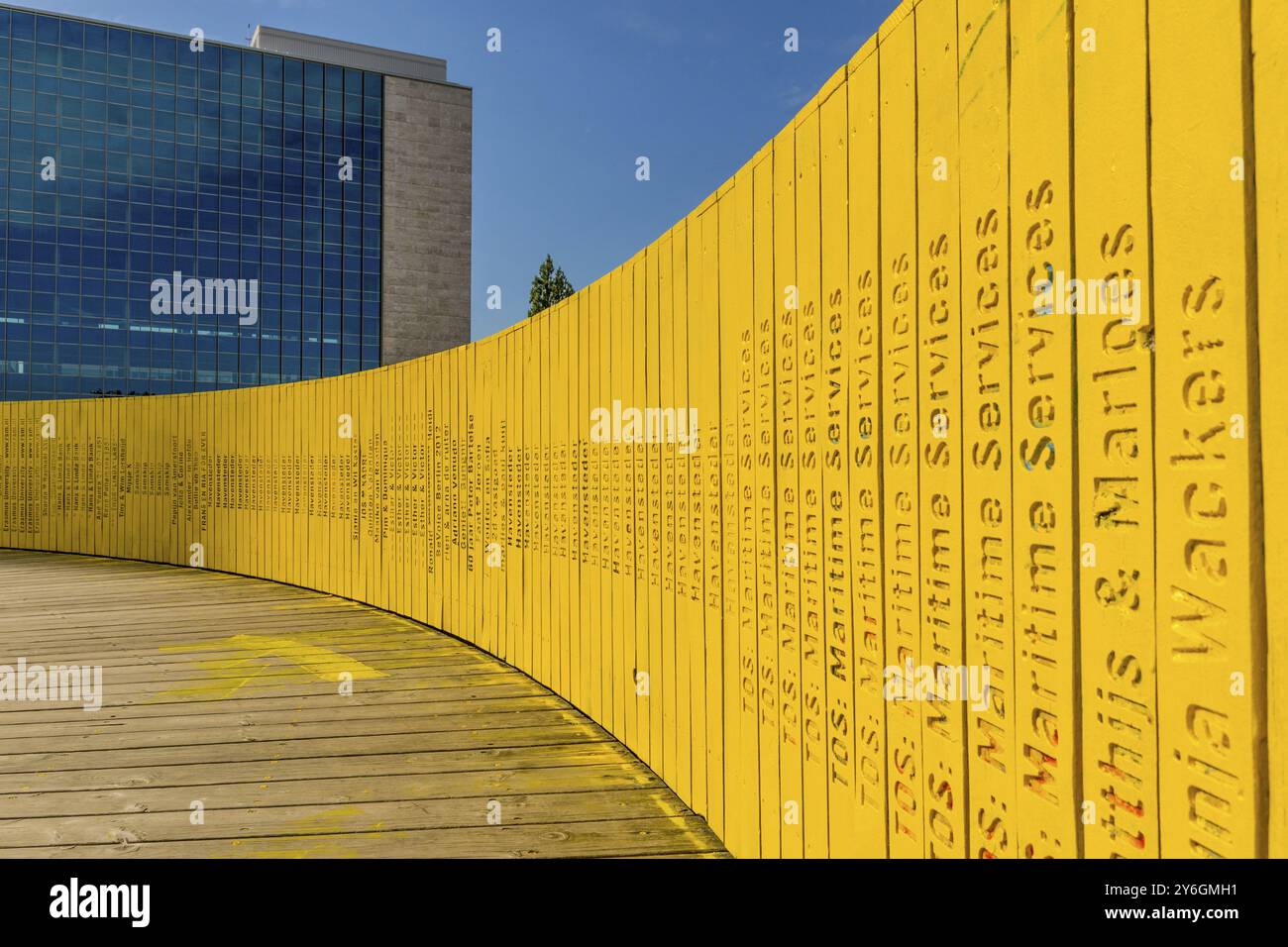 Rotterdam, Niederlande, September 2019: Blick auf den Luchtsingel, eine Crowdfunding erhöhte gelbe Holzfußbrücke, die Park Pompenburg verbindet, hofplei Stockfoto