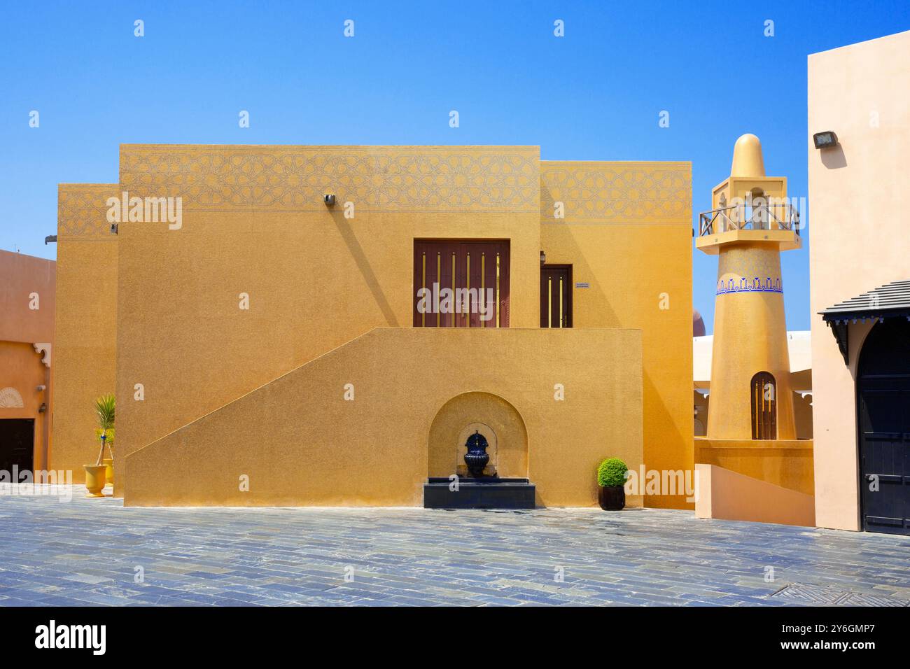 Die Goldene Moschee (Masjid) mit Minarett im Katara Cultural Village in Doha, Katar Stockfoto