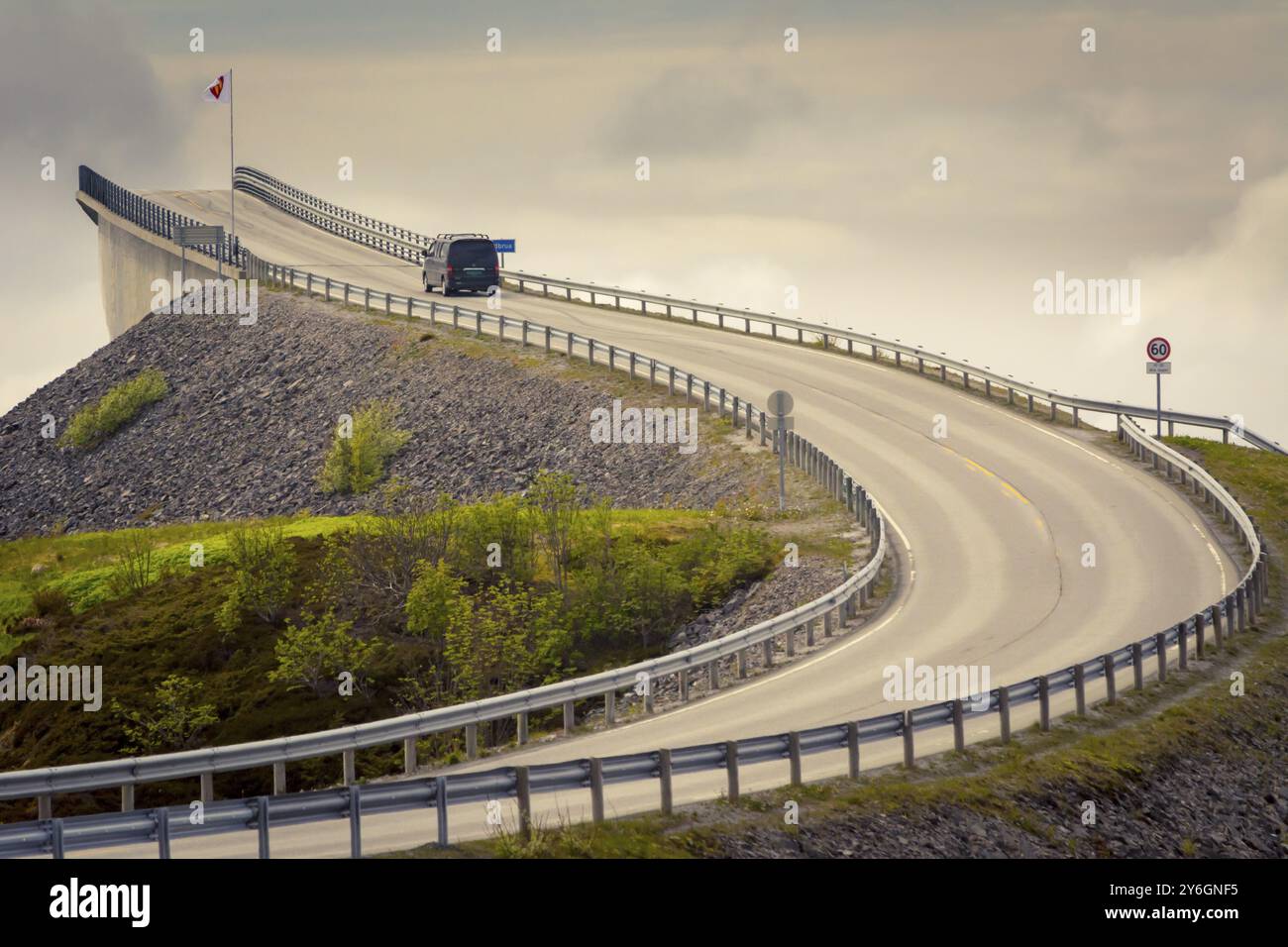 Storseisundet Bridge (Norwegisch: Storseisundbrua) : Atlantischer Highway (Atlanterhavsveien). Sie verbindet die Halbinsel Romsdal mit der Insel Averoya in Stockfoto