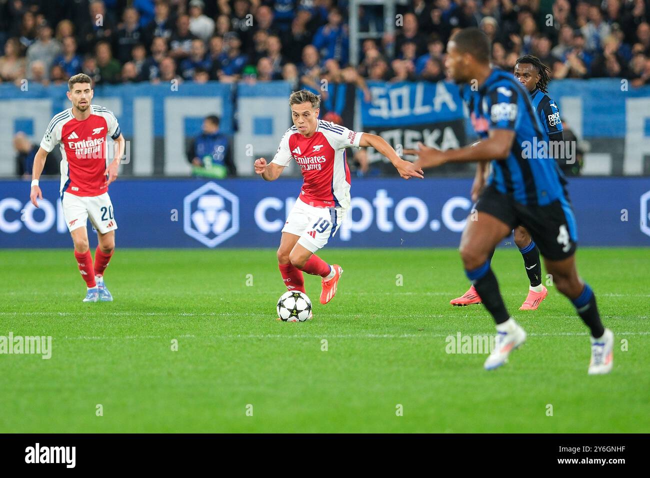 Leandro Trossard vom FC Arsenal trägt den Ball während des Fußballspiels der UEFA Champions League 2024/2025 - League Phase MD1 zwischen Atalanta BC und A Stockfoto